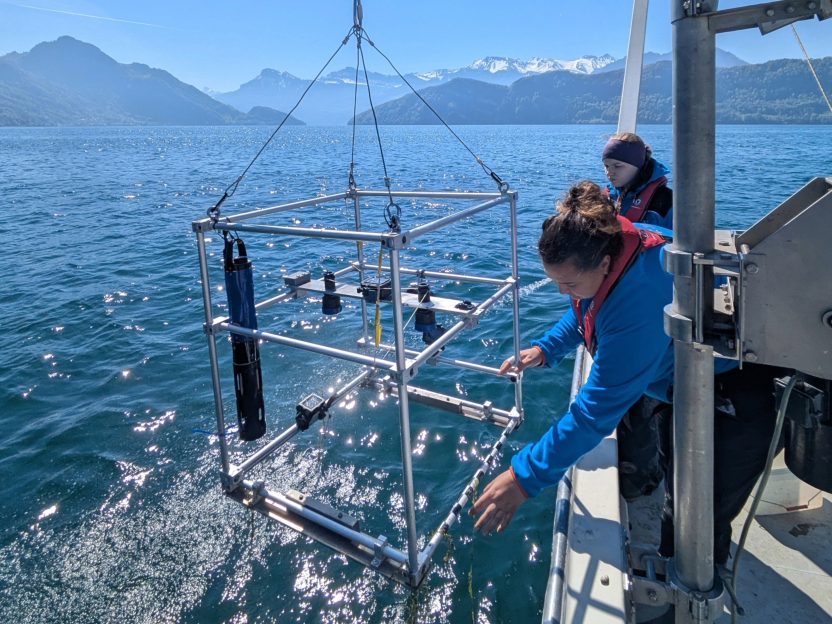 Probenahme im Vierwaldstättersee April 2026: Das Benthic Imaging System (Fotosystem zur Aufnahme vom Seeboden) wird auf den Seeboden hinabgelassen.